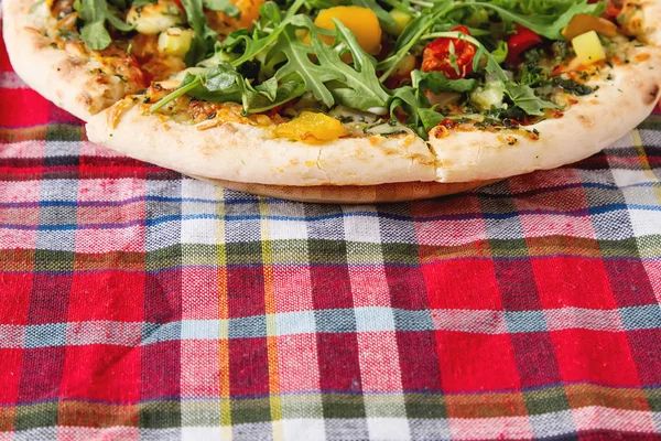 Pizza italiana vegetariana tradicional con queso, rúcula, pimiento — Foto de Stock