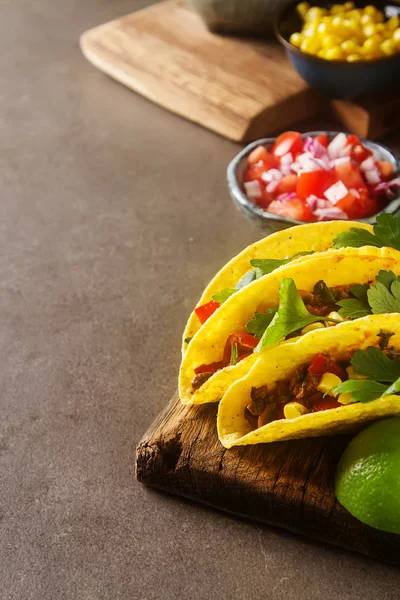 Tacos mexicanos tradicionales con tomates, carne, hierbas. Respaldo oscuro — Foto de Stock