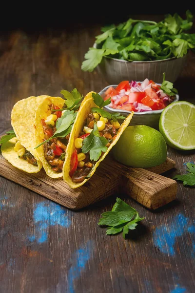 Tacos mexicanos tradicionales con tomates, carne, hierbas. Respaldo oscuro — Foto de Stock