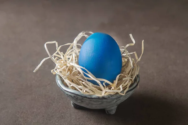 Decorazioni natalizie. Uovo di Pasqua blu. Sfondo grigio semplice. Spa — Foto Stock