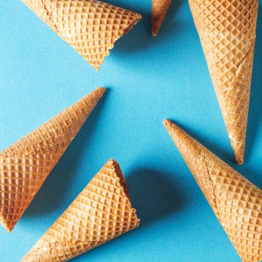 Basit Dondurma külahı. Mavi arka plan. Metin için yer. Üstten Görünüm