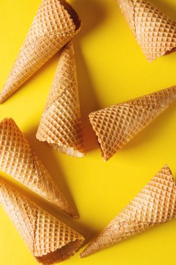 Basit Dondurma külahı. Sarı arka plan. Metin için yer. En iyi VI