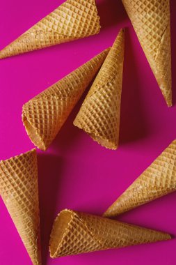 Basit Dondurma külahı. Pembe bir arka plan. Metin için yer. Üstten Görünüm