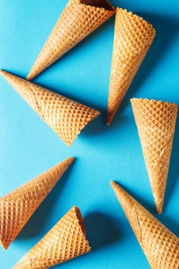 Basit Dondurma külahı. Mavi arka plan. Metin için yer. Üstten Görünüm