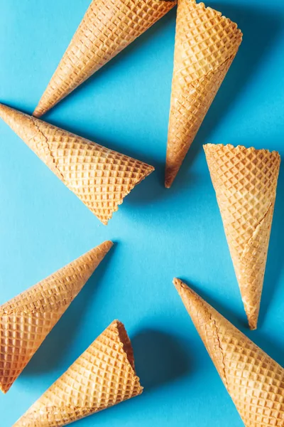 Um simples cone de gelado. Fundo azul. Espaço para SMS. Vista superior — Fotografia de Stock