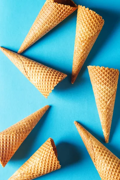 Um simples cone de gelado. Fundo azul. Espaço para SMS. Vista superior — Fotografia de Stock