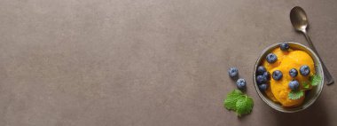 Sarı mango şerbeti donmuş, dut dondurma bir fincan nane ile bir