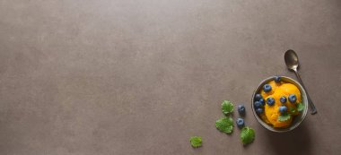 Sarı mango şerbeti donmuş, dut dondurma bir fincan nane ile bir