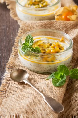 Yoğurt trapicheskim meyve, Çarkıfelek ve cape bektaşi üzümü