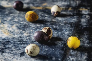 Çok renkli Paskalya yumurtaları. bıldırcın. Koyu arka plan. Bahar holida