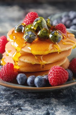 Taze yabanmersini ve akçaağaç şurubu ile krep yığını