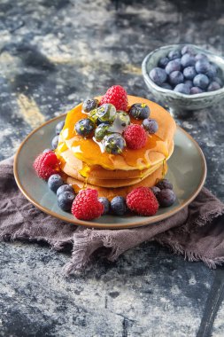 Taze yabanmersini ve akçaağaç şurubu ile krep yığını