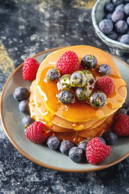 Taze yabanmersini ve akçaağaç şurubu ile krep yığını