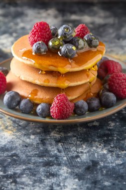 Taze yabanmersini ve akçaağaç şurubu ile krep yığını
