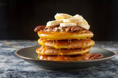 Amerikan krep yerken üzerine bir tabak muz ve fındık, tatlı sos ile. 