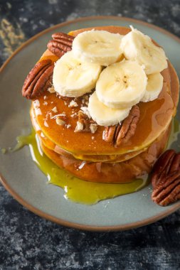 Amerikan krep yerken üzerine bir tabak muz ve fındık, tatlı sos ile. 