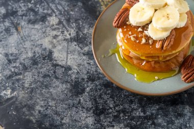 Amerikan krep yerken üzerine bir tabak muz ve fındık, tatlı sos ile. 