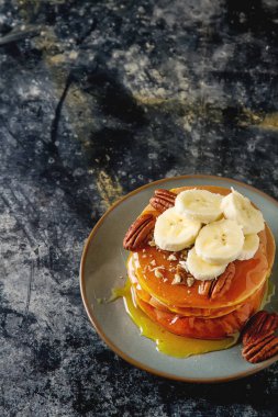 Amerikan krep yerken üzerine bir tabak muz ve fındık, tatlı sos ile. 