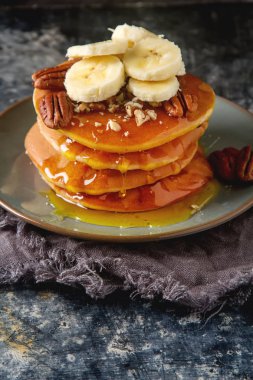 Amerikan krep yerken üzerine bir tabak muz ve fındık, tatlı sos ile. 