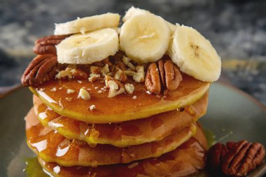 Amerikan krep yerken üzerine bir tabak muz ve fındık, tatlı sos ile. 