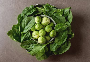 Yıkanmış taze mini ıspanak ve Brüksel lahanası. Koyu arka plan.