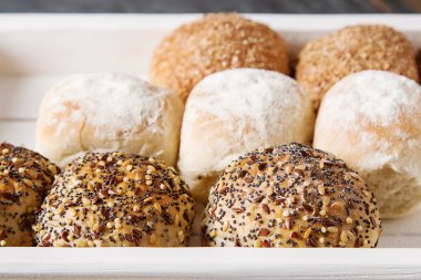 Taze ev yapımı ekmek buğday üzerinden. Koyu arka plan. Bir ahşap tepsi.