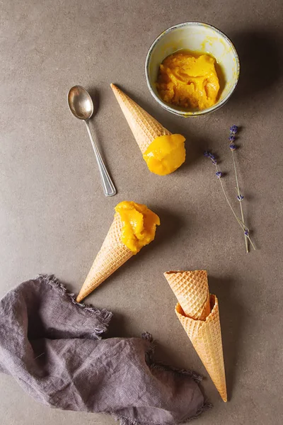 Zamrożony sorbet mango żółty, jagodowe lody z miętą i b — Zdjęcie stockowe