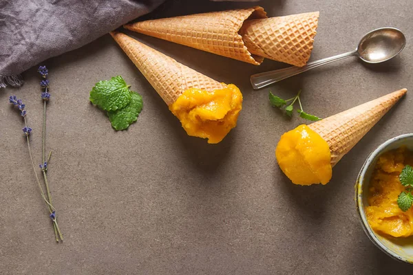 A fagyott sárga mango sorbet, bogyó fagylalt kúpot, menta és b — Stock Fotó