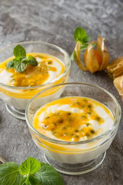 Joghurt mit Trapicheskim-Frucht, Passionsfrucht und Winterkirsche i — Stockfoto