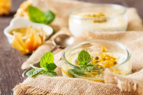 Yogurt al frutto del trapicheskim, frutto della passione e uva spina — Foto Stock