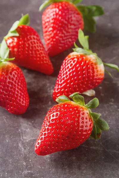 Frische rote Erdbeere mit grünen Blättern. dunkler Hintergrund. Ingredients — Stockfoto