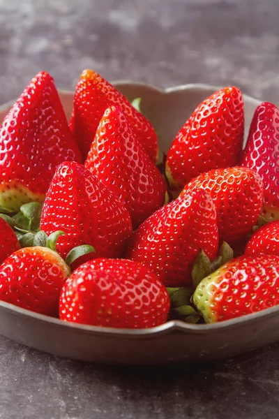 Frische rote Erdbeere mit grünen Blättern. dunkler Hintergrund. Ingredients — Stockfoto