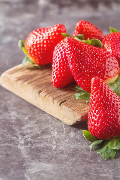 Frische rote Erdbeere mit grünen Blättern. dunkler Hintergrund. Ingredients — Stockfoto