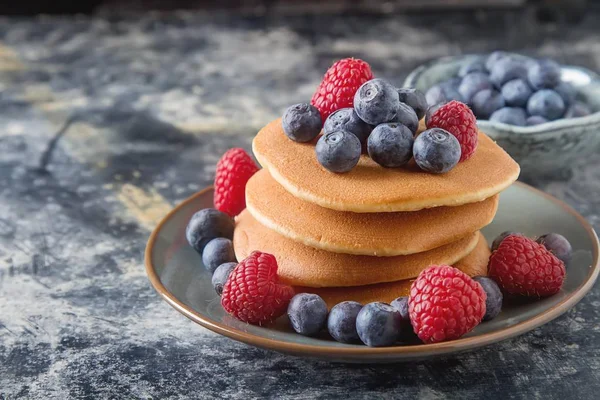 Tumpukan pancake dengan blueberry segar dan sirup maple — Stok Foto