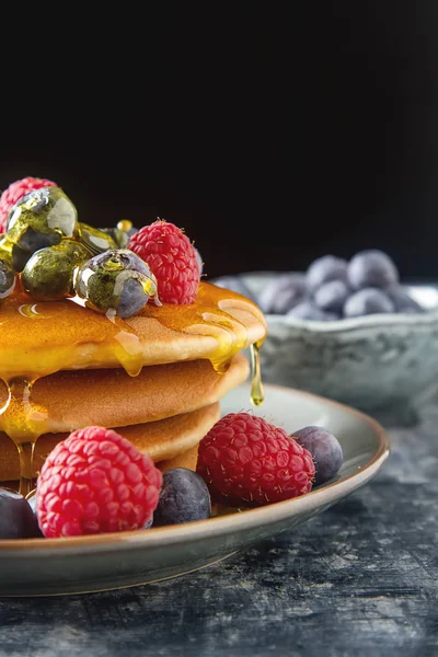 Tumpukan pancake dengan blueberry segar dan sirup maple — Stok Foto