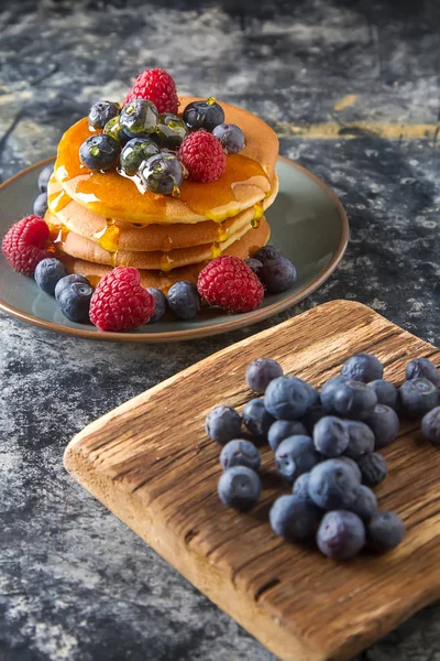 Tumpukan pancake dengan blueberry segar dan sirup maple — Stok Foto