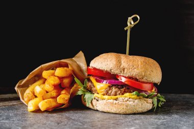 Fast food. Bir diyet değil. Ev yapımı vejetaryen burger ile roket sa