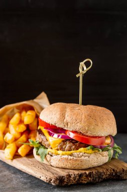 Fast food. Bir diyet değil. Ev yapımı vejetaryen burger ile roket sa