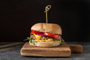 Fast food. Bir diyet değil. Ev yapımı vejetaryen burger ile roket sa