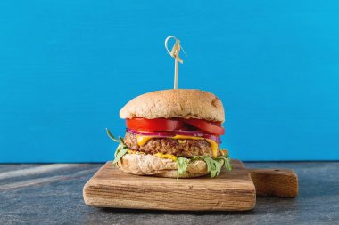 Fast food. Bir diyet değil. Ev yapımı vejetaryen burger ile roket sa