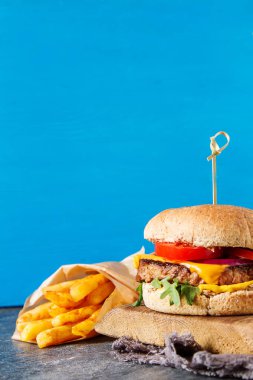 Fast food. Bir diyet değil. Ev yapımı vejetaryen burger ile roket sa