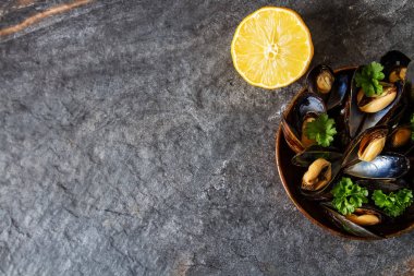 Midye otlar bakır bir kapta ile. Deniz ürünleri. Gıda sahilinde 