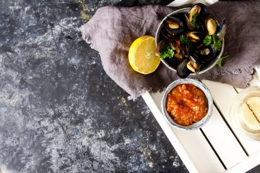 Midye otlar bir kapta limon ve ahşap beyaz şarap ile