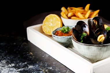 Midye otlar limon ve patates kızartması bir wh üzerinde bir kase ile