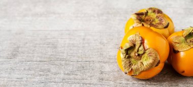 Olgun turuncu Trabzon hurması. Diyet veya vejetaryen yemek kavramı. 