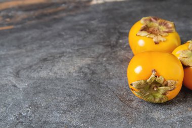 Olgun turuncu Trabzon hurması. Diyet veya vejetaryen yemek kavramı. 
