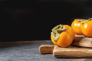 Olgun turuncu Trabzon hurması. Diyet veya vejetaryen yemek kavramı. 