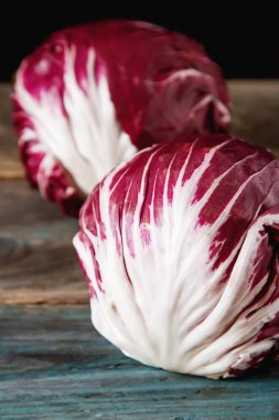 Turpla karanlık bir arka plan üzerinde. Bir vegan ve bir vegetaria için