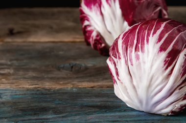 Turpla karanlık bir arka plan üzerinde. Bir vegan ve bir vegetaria için