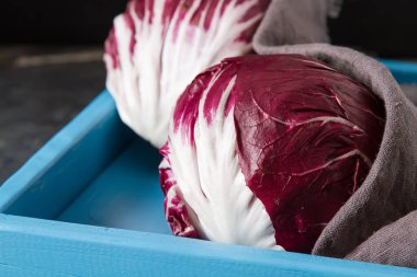 Turpla karanlık bir arka plan üzerinde. Bir vegan ve bir vegetaria için